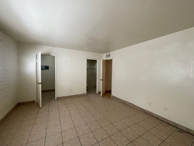 Building Photo - Remodeled 2 Bed / 2 Bath in Lovely Community – Pool, Covered Parking & Great Location