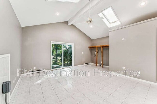 Building Photo - 525 NE Karapat Dr