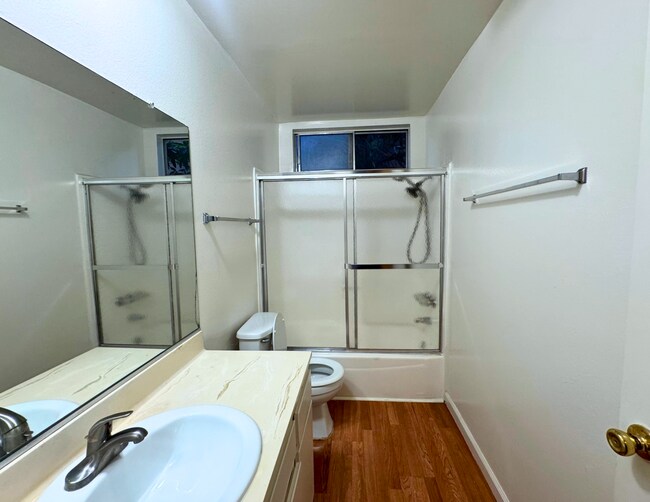 Building Photo - Charming 1-Bedroom Apartment Located in Va...
