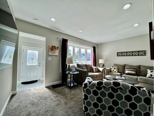 Building Photo - Beautiful 4 BDR Home - Near I-75