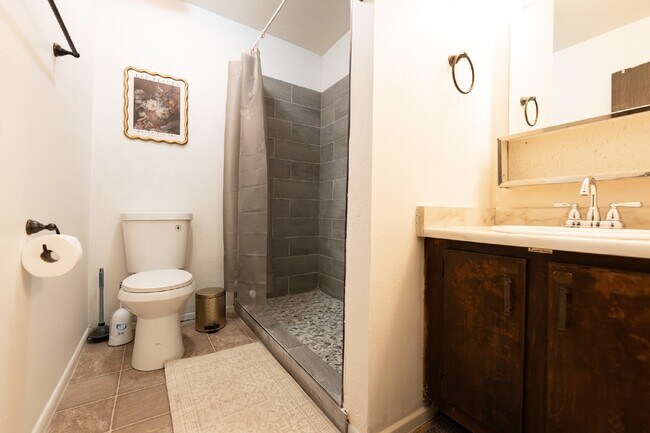 Building Photo - Executive Rental **Stylish & Fully Furnished 2-Bedroom in the Heart of Farmington – Flexible Leas...
