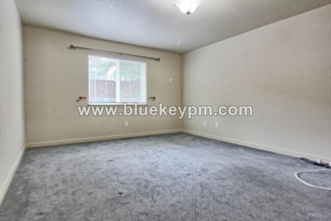 Building Photo - 3 Bed, 2 Bath : A GREAT Multi-Generational Home