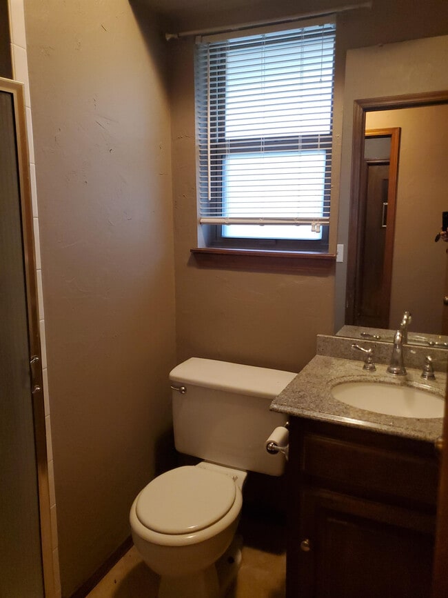 Building Photo - 912 E 10th St