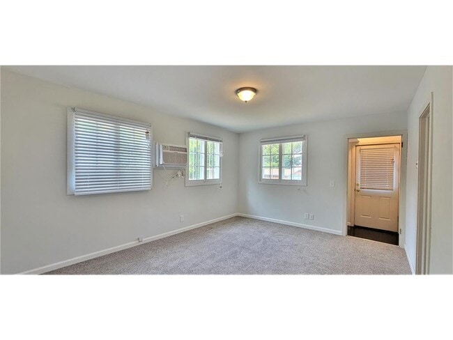 Building Photo - 2335 Hemlock Ln N