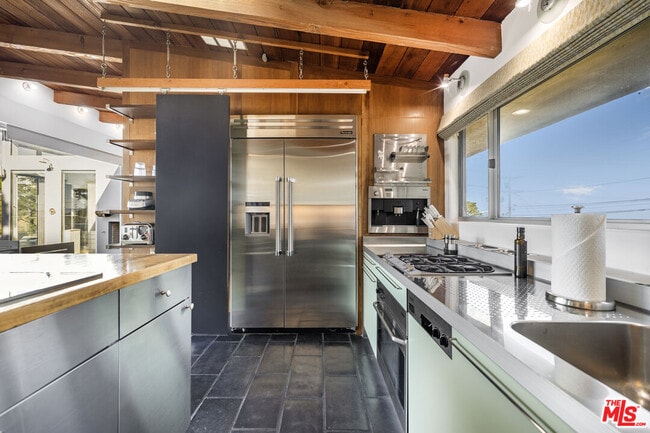 Building Photo - 7275 Mulholland Dr
