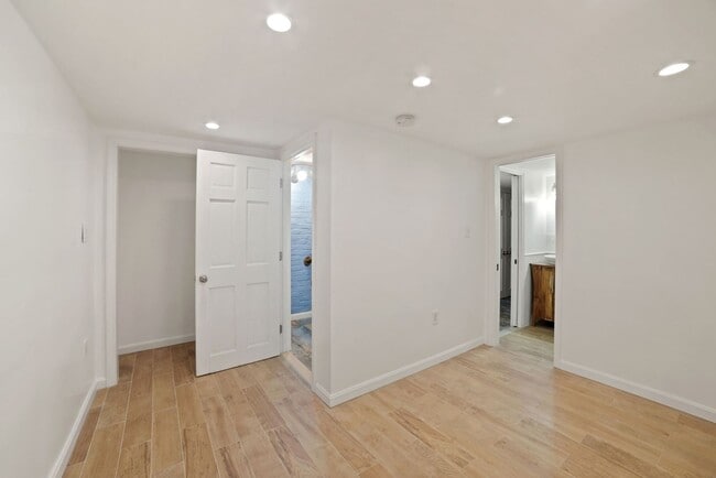 Building Photo - 1 Month Off! Available Now!  // 3bedroom 2.5 bathroom Condo// Trinidad//Private Parking Included