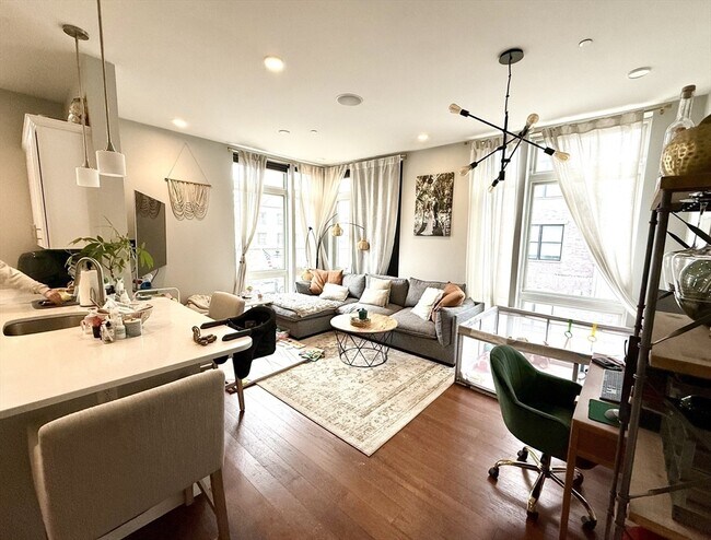 Building Photo - 170 W Broadway