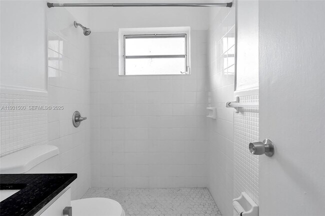 Building Photo - 644 SW 10th St