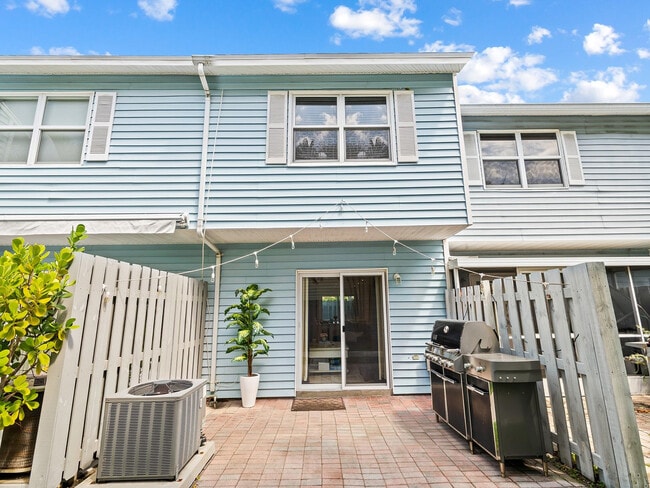 Building Photo - 1989 NE 15th Ave