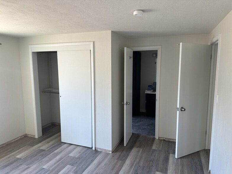 Building Photo - 1052 S Garden Dr