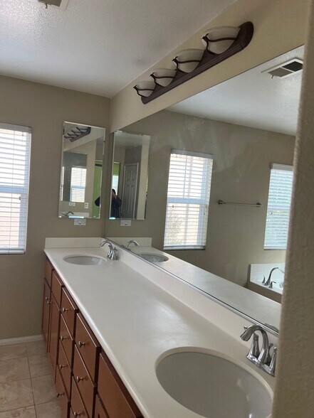 Building Photo - 12851 Serpentine Way