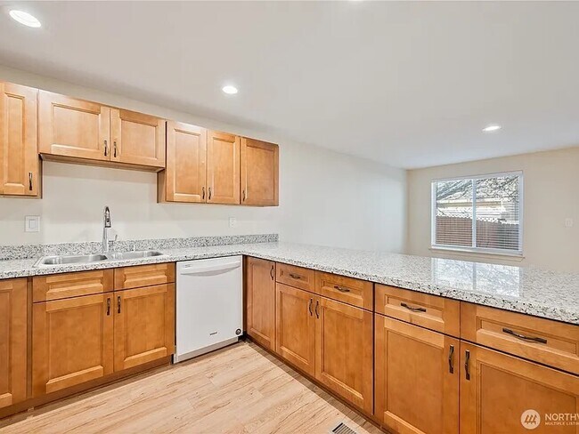 Building Photo - 12202 NE 39th St