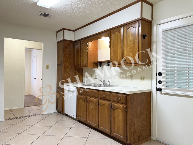 Building Photo - Duplex in Midway ISD!