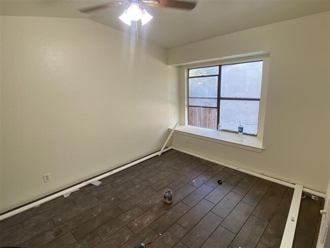 Building Photo - Cute 2/2 duplex with a garage