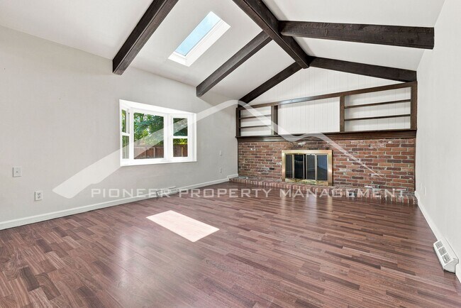 Building Photo - Single Family Home with 2 Car Garage and Central Air!