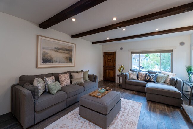 Building Photo - Forest Avenue Hideaway