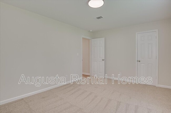 Building Photo - 40 Conifer Ct
