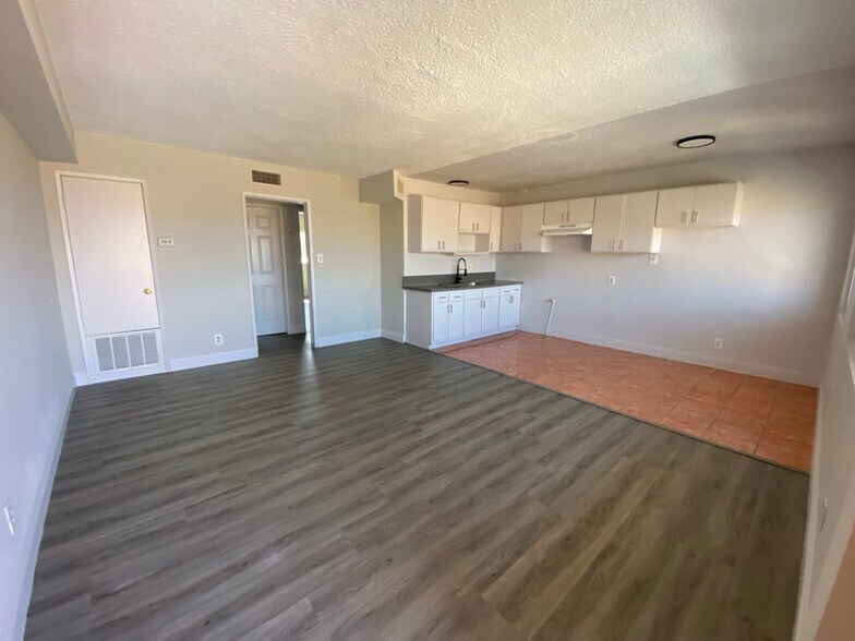 Building Photo - 1226 W 98th St