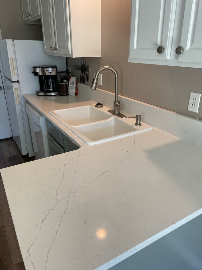 Quartz Countertops - 832 Umpqua St