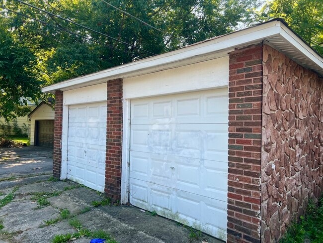 Building Photo - 1701 Victoria Ave
