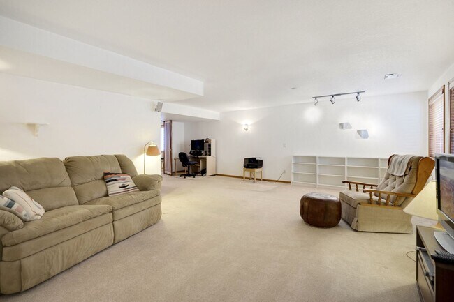 Building Photo - 3 Bedroom, 3 Bathroom backing to Southridg...