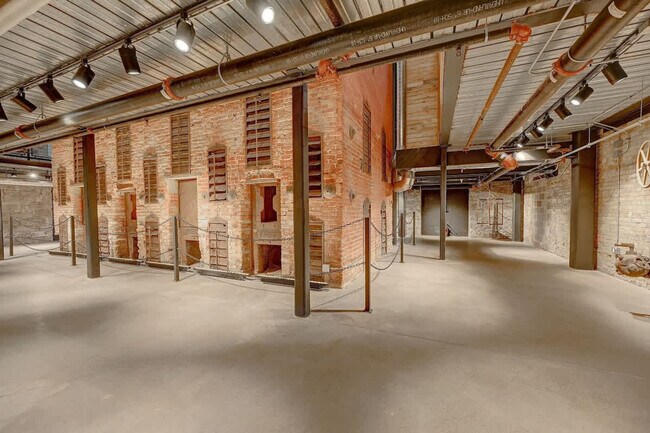 Building Photo - 1011 W Juneau Ave