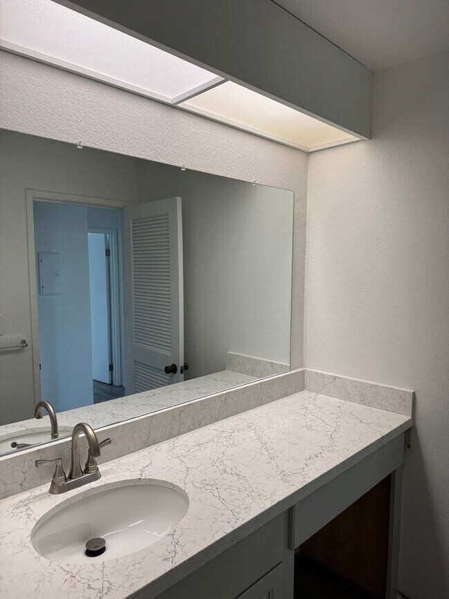 Building Photo - U23A