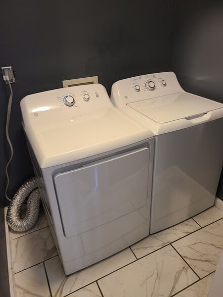 Building Photo - 1426 State St