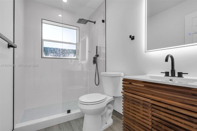 Building Photo - 124 SE 2nd Terrace