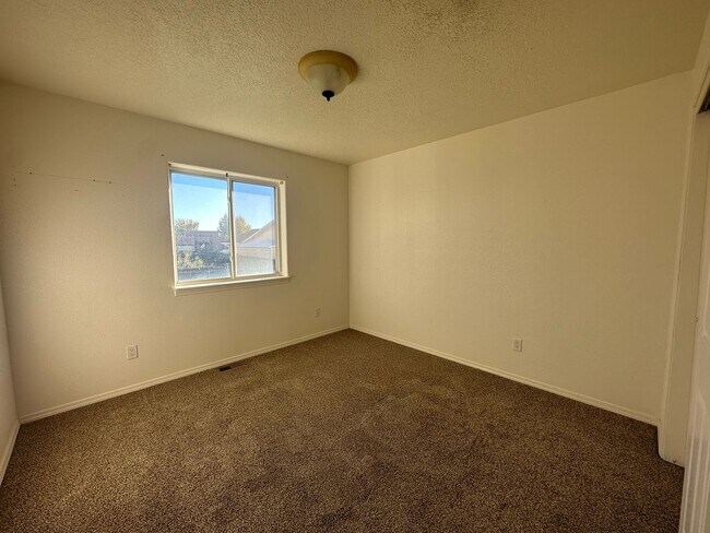 Building Photo - 3 Bedroom 2 Bathroom Home for rent in Bloo...