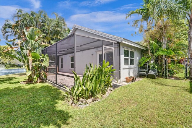 Building Photo - 8820 Woodside Ct