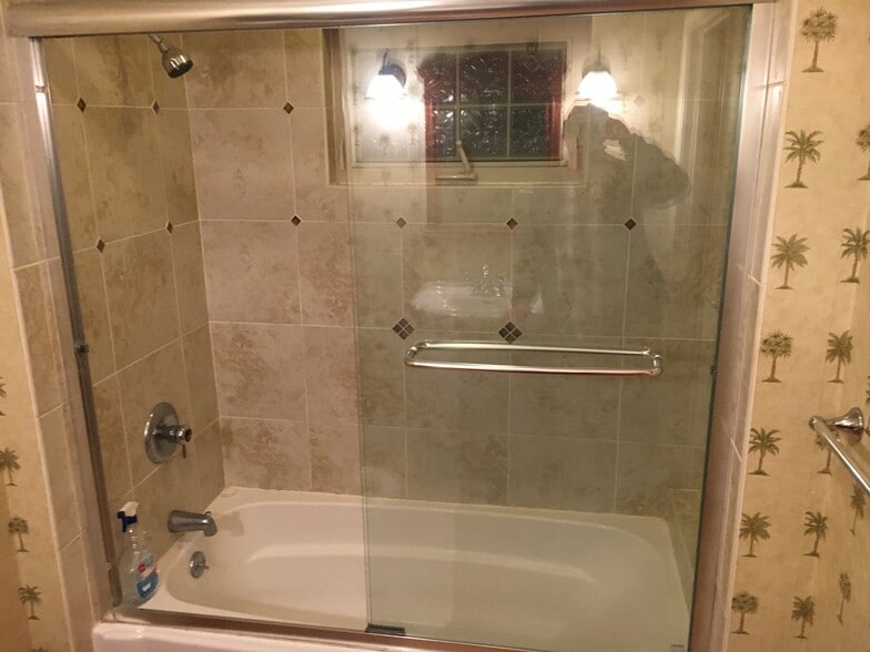 Shower / Tub - 2077 Davie Ave