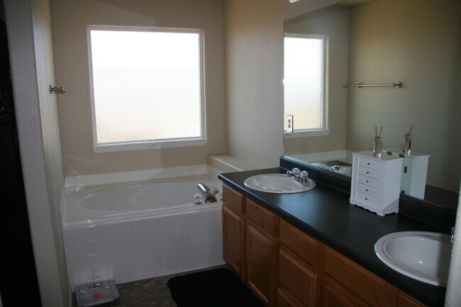 Building Photo - Beautiful 3 bedroom home available with mo...