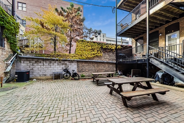 Building Photo - 320 W Evergreen Ave