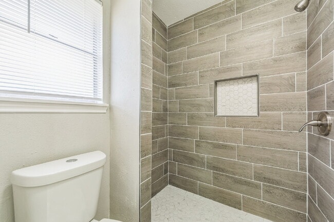 Building Photo - Charming & Spacious Home in La Porte!