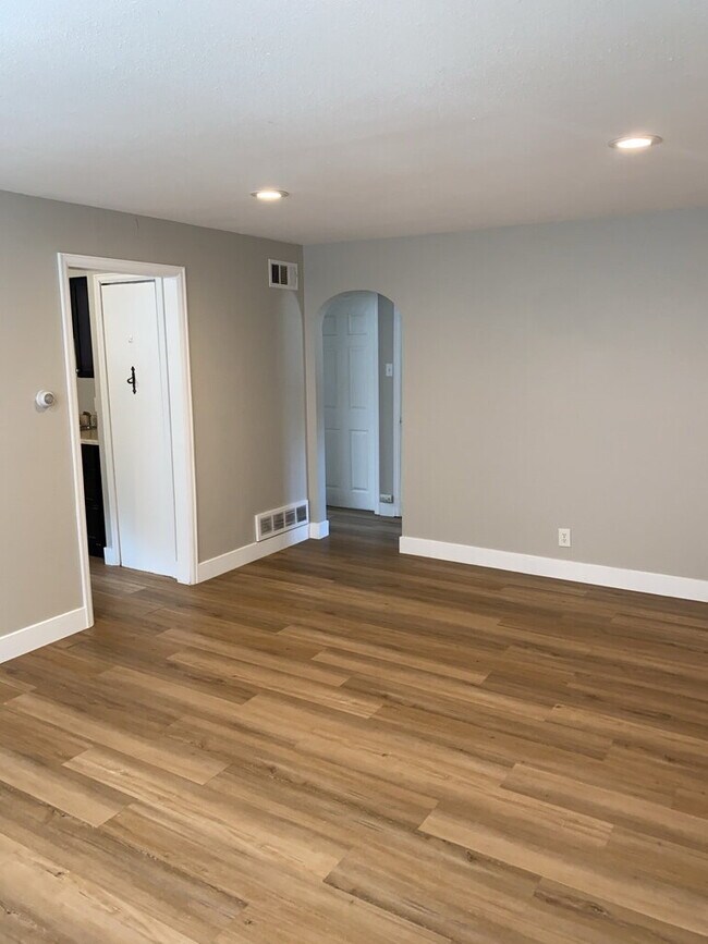 Building Photo - AVAILABLE NOW!  "Charming 2-Bedroom Gem in Denver's Heart with Spacious Layout - 837 Sq Ft of Coz...