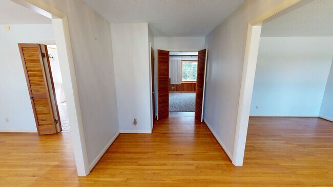 Building Photo - Charming 3 Bedroom Brick Ranch with Refurbished Original Woodwork