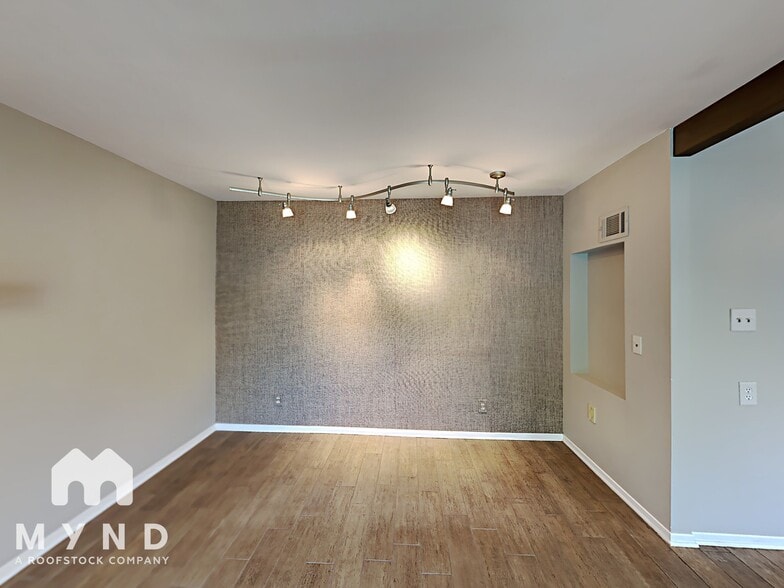 Building Photo - 3120 Skyland Dr NE