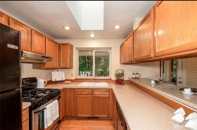Kitche - 4100 Songbird Ln NW
