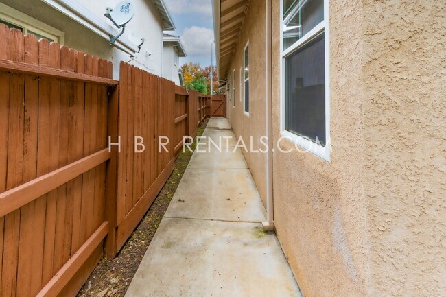 Building Photo - 1582 Peony Dr