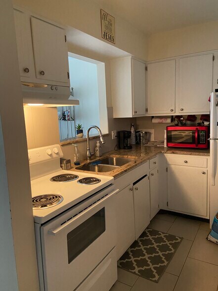 Building Photo - 2619 W Agatite Ave