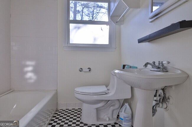 Building Photo - 487 Lakeshore Dr NE