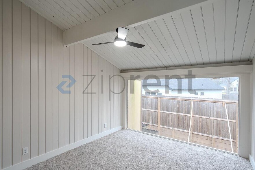 Building Photo - 19 Lakeway St