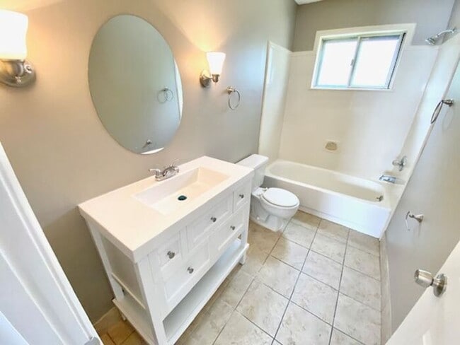 Building Photo - Now Leasing 4 bedroom 2.5 bath home-Southeast Memphis