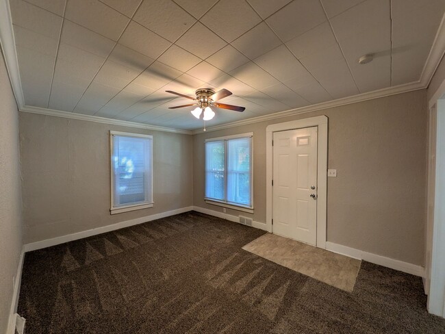 Building Photo - 3 Bedroom Home with detached garage and partially fenced yard, pet friendly!