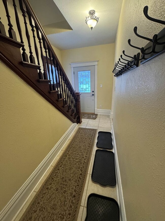 Building Photo - 3 Bedroom Freshly Renovated Family Home in Houghton