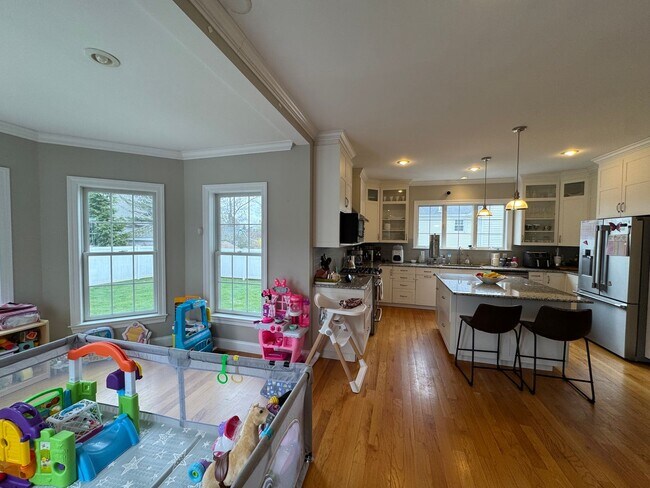 Building Photo - Waltham 3 bed 2.5 Bath