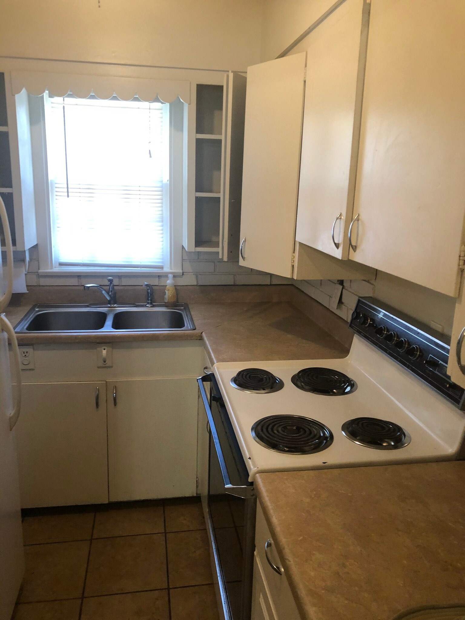 Kitchen - 1210 W Murdock St