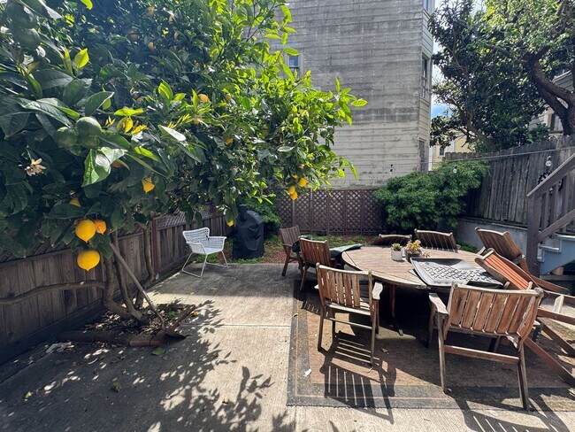 Building Photo - 2713 Sutter St