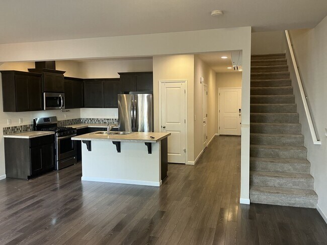 Building Photo - Three Bedroom Townhouse in South Salem